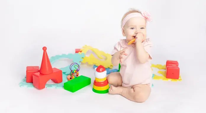 Baby spielt mit Spielzeug