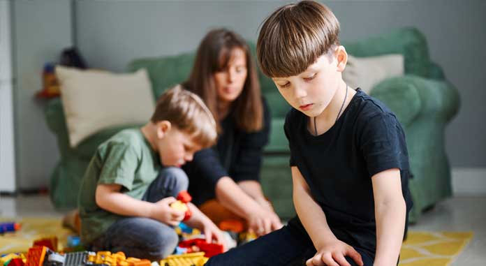 Kinder spielen mit LEGO-Spiele