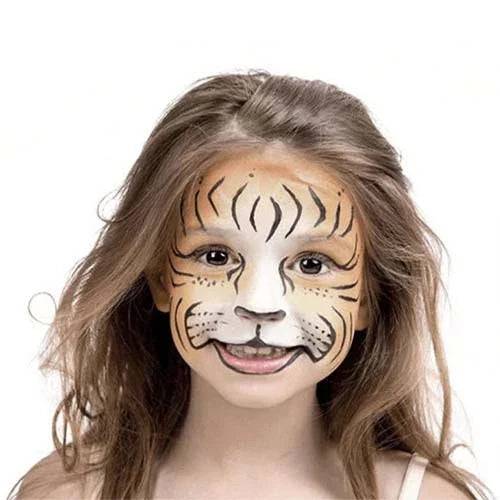 Ein kleines Mädchen mit einer Zeichnung eines Tigers im Gesicht, die mit natürlicher Gesichtsbemalung und Make-up für Kinder gemalt wurde